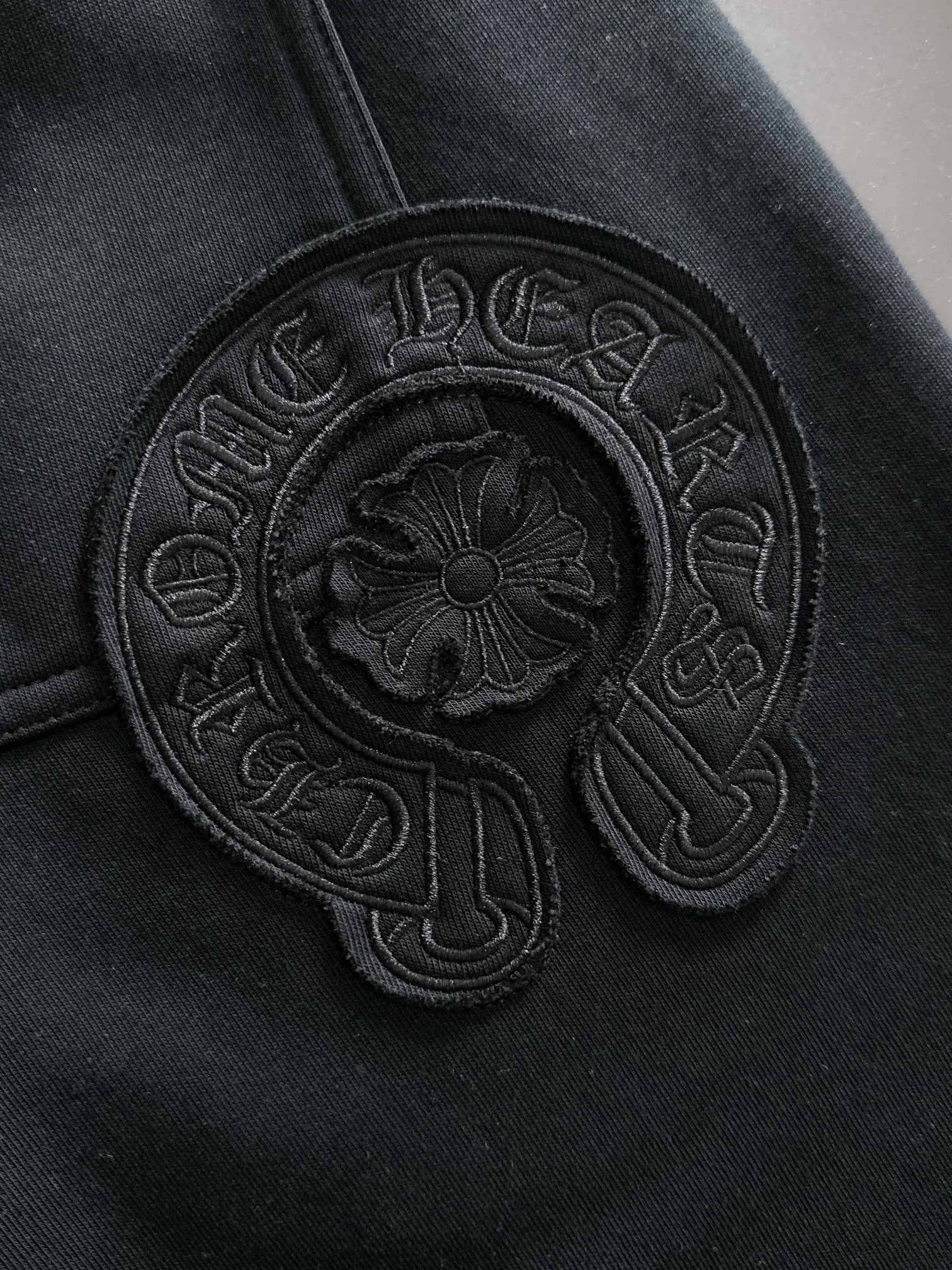 P310 Chrome Hearts* (exclusive quality in the market) hot style 2꯭0꯭2꯭5 new autumn pants original ⌚️ high version Chrome Hearts The fabric is made of 380g high-density double-sided Chinese custom fabric. It does not deform or shrink. The three-dimensional drape is amazing. Process introduction: front and back burnt appliqué embroidery. Customized hardware accessories. Color: black SIZE: M-XXXL
